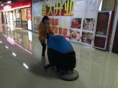購物廣場使用清臣手推式洗地機